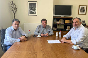 ο Πρόεδρος της Περιφερειακής Ένωσης Δήμων (ΠΕΔ) Κρήτης Γιάννης Κουράκης, ο οποίος μαζί με τον Δήμαρχο Γιάννη Ταταράκη