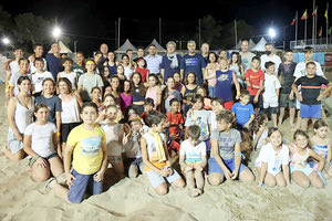 Ο κ. Αυγενάκης με παράγοντες του τένις και παιδιά στην εκδήλωση της Γιορτής του Τένις