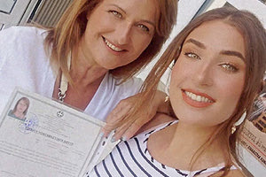 Η κ. Παρασκευή Βογιατζόγλου με την κόρη της, Μαρίνα Κουκουριτάκη