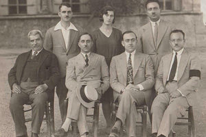 ΦΩΤΟΜΕΡΑΣ: Τα στελέχη της Εθνικής Τράπεζας Σητείας φωτογραφίζονται. Μαζί τους μια γυναίκα που έσπασε το κατεστημένο της εποχής.