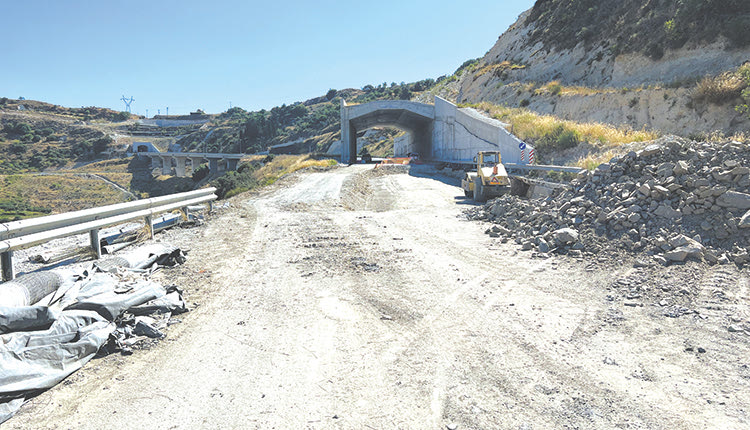 Ολοκληρώνεται η αντιστήριξη των προβληματικών σημείων του δρόμου της Μεσσαράς