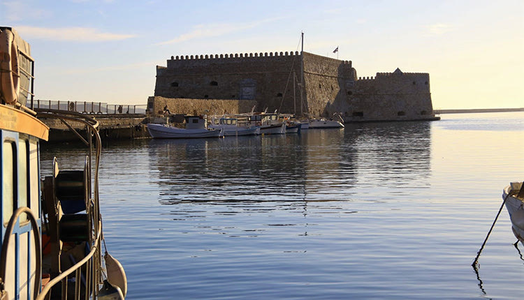 Η Λότζια, τα Λιοντάρια, ο Κούλες, όλες οι ομορφιές αυτού του τόπου πρωταγωνιστούν στα κείμενά της
