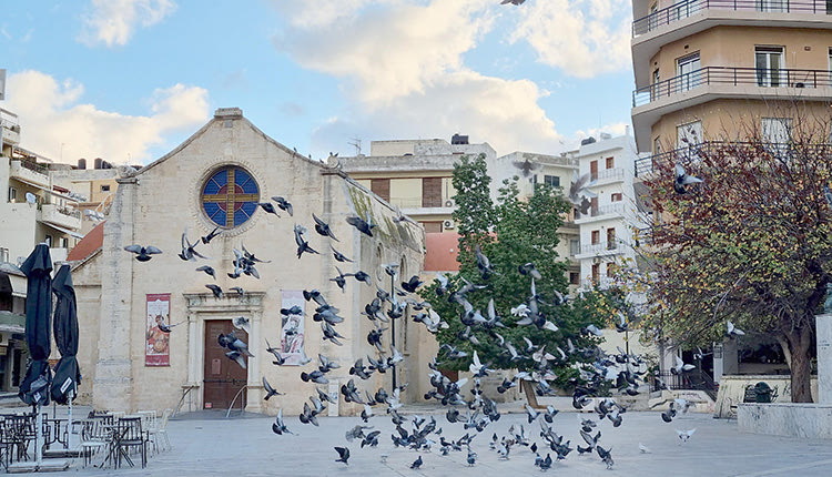 Η Λότζια, τα Λιοντάρια, ο Κούλες, όλες οι ομορφιές αυτού του τόπου πρωταγωνιστούν στα κείμενά της