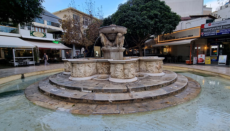 Η Λότζια, τα Λιοντάρια, ο Κούλες, όλες οι ομορφιές αυτού του τόπου πρωταγωνιστούν στα κείμενά της