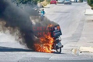 Μηχανάκι delivery άρπαξε φωτιά στη μέση του δρόμου στην Παπαναστασίου, το μεσημέρι της Κυριακής, προκαλώντας τον εύλογο τρόμο του οδηγού.