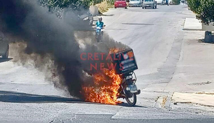 Μηχανάκι delivery άρπαξε φωτιά στη μέση του δρόμου στην Παπαναστασίου, το μεσημέρι της Κυριακής, προκαλώντας τον εύλογο τρόμο του οδηγού.