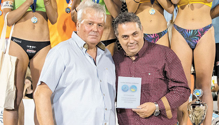 Ο κ. Χαλβατζής εκ μέρους της ΕΟΠΕ βράβευσε τον αντιπεριφερειάρχη  αθλητισμού κ. Πιτσούλη για τους αγώνες στον Άγιο Νικόλαο