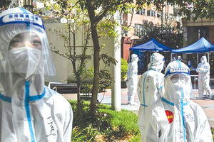 Περισσότερο από δύο χρόνια μετά το ξέσπασμα της Covid 19 και συγκεκριμένα αυτό τον Ιούνιο, ο Παγκόσμιος Οργανισμός Υγείας πρότεινε στους ερευνητές να συνεχίσουν να αναζητούν την πιθανή πηγή του ιού, χωρίς να εξαιρείται το σενάριο ότι διέφυγε από κάποιο εργαστήριο.