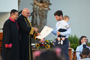 Στην τελετή ορκωμοσίας αγκαλιά με το μωράκι του