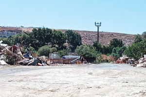 ΚΑΡΤΕΡΟΣ Η παραγκούπολη “ξηλώνεται”, αλλά το πουλόβερ είναι μεγάλο