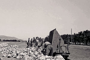 ΦΩΤΟΗΜΕΡΑΣ: Κάτοικοι της περιοχής Καστελλίου επιστρατεύονται για την κατασκευή του αεροδρομίου (1942).
