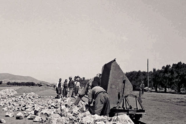 ΦΩΤΟΗΜΕΡΑΣ: Κάτοικοι της περιοχής Καστελλίου επιστρατεύονται για την κατασκευή του αεροδρομίου (1942).