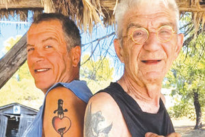 Ο Σταύρος Θεοδωράκης βρέθηκε στη Χαλκιδική όπου συναντήθηκε με τον Γιάννη Μπουτάρη και οι δύο άντρες πόζαραν μαζί για μια φωτογραφία που αναρτήθηκε στα social media και έδειξαν τα τατουάζ που έχουν στο μπράτσο τους.