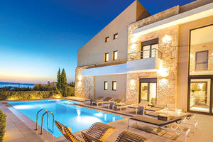 Κλεισμένες στο 99% οι βίλες με πισίνα τον Αύγουστο στην Κρήτη, σύμφωνα με το booking