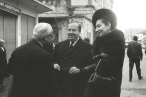 ΦΩΤΟΗΜΕΡΑΣ: Η Μαρία Κάλλας στα Χανιά το 1964. Συζητά με τον τότε πρόεδρο της Ολυμπιακής Ιωάννη Γεωργάκη στην οδό Χάληδων (Φωτογραφία Ν. Παπαδάκης)