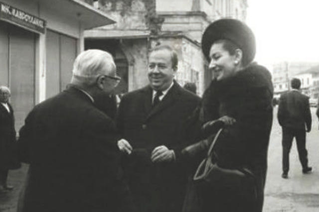 ΦΩΤΟΗΜΕΡΑΣ: Η Μαρία Κάλλας στα Χανιά το 1964. Συζητά με τον τότε πρόεδρο της Ολυμπιακής Ιωάννη Γεωργάκη στην οδό Χάληδων (Φωτογραφία Ν. Παπαδάκης)