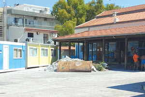 περιμενουν το σχολειο τους