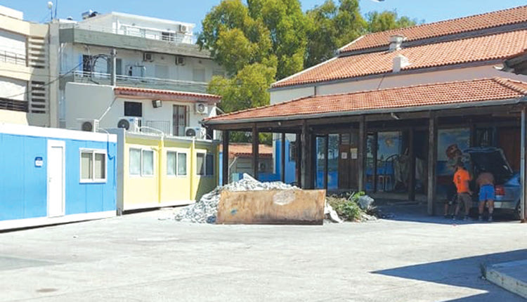 περιμενουν το σχολειο τους
