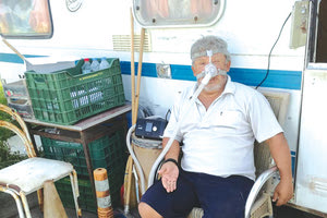 έντονη η αντίδραση ενός εξ αυτών και συγκεκριμένα του 60χρονου Μηνά Χατζηδάκη, ο οποίος αντιμετωπίζει αναπνευστικό πρόβλημα και όπως λέει δεν έχει πού να πάε