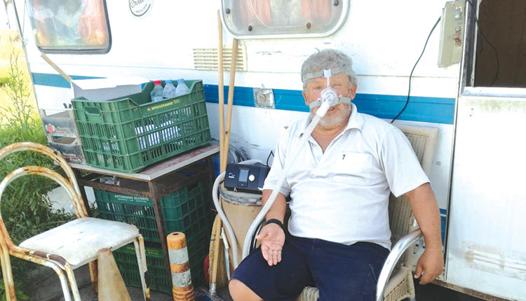 έντονη η αντίδραση ενός εξ αυτών και συγκεκριμένα του 60χρονου Μηνά Χατζηδάκη, ο οποίος αντιμετωπίζει αναπνευστικό πρόβλημα και όπως λέει δεν έχει πού να πάε
