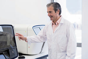 Ο επικεφαλής στο Ελληνικό Δίκτυο Μοριακής Ογκολογίας (ΕΔΙΜΟ) εξηγεί στην “Π” πώς η Ιατρική Ακριβείας θα συμβάλει στην πρόγνωση και διάγνωση των όγκων, αλλά και τη βελτίωση των θεραπειών