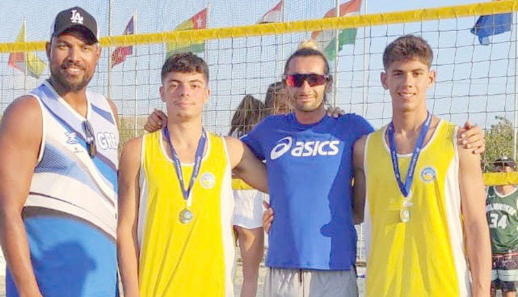 Ο Βένιος με τον Καρύκα που πήραν την τρίτη θέση μαζί με τον ομοσπονδιακό  προπονητή κ. Σαντάνα και τον προπονητή του ΟΦΗ κ.  Μονιάκη 