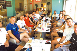 Για καφεδάκι πήγαν παίκτες και τεχνικό τιμ του Αλμυρού χθες μετά την πρωινή προπόνηση