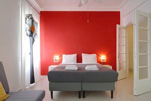 Μία... χούφτα σπίτια και διαμερίσματα έχουν μείνει διαθέσιμα για τις ημέρες του Δεκαπενταύγουστου