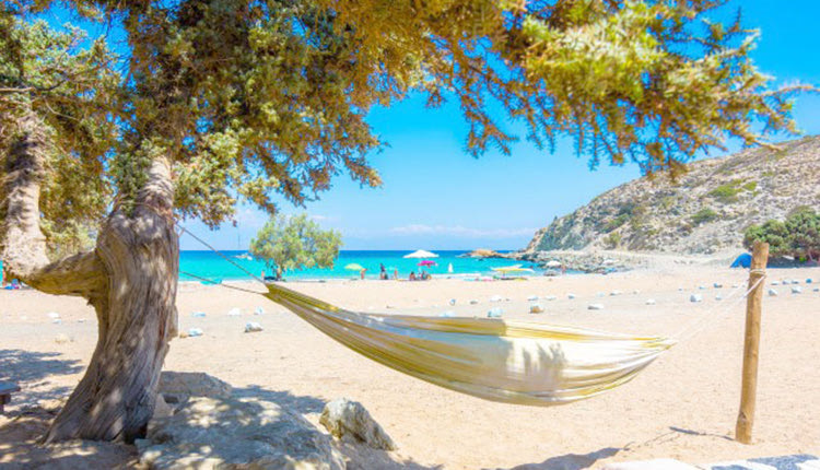 “Όλες οι ντουζιέρες του Δήμου λειτουργούν κανονικά, οι άλλες είναι παράνομες” λέει η δήμαρχος Λ. Στεφανάκη