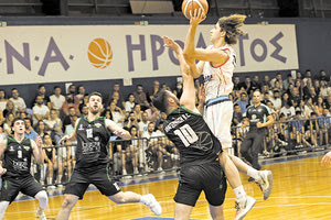 Στον θρόνο με το σπαθί της η Αναγέννηση