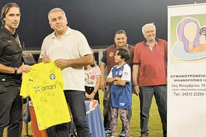 Μία φανέλα του ΟΦΗ έδωσε ο κ. Πουρσανίδης στον εκπρόσωπο του Ορφανοτροφείου Βόλου, το οποίο τίμησε την κρητική ΠΑΕ