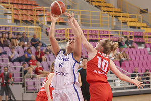 Η Βασιλείου σε μία προσπάθειά της για καλάθι στο ματς της Εθνικής με την Πολωνία