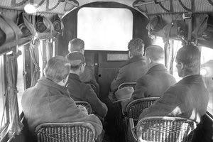 Απλές καρέκλες χωρίς ζώνες ασφαλείας στην πρώτη θέση των αεροπλάνων του 1930