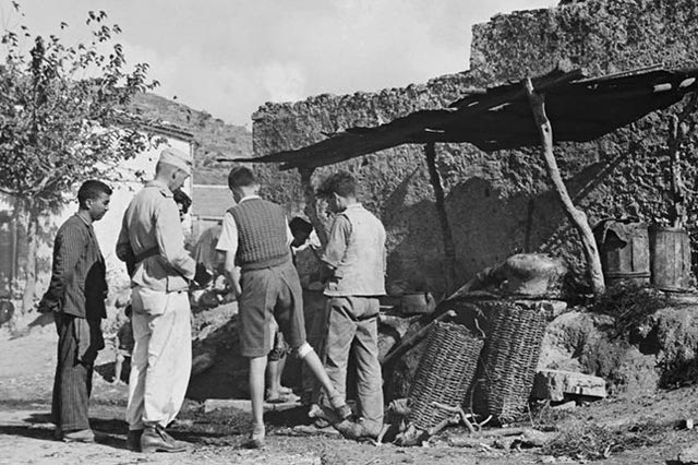 ΦΩΤΟΗΜΕΡΑΣ: Γερμανοί πάνε στη Λύττο (Ξυδάς) το 1942 για να κατασχέσουν τρόφιμα (φωτογραφία: Karl Ottahal).