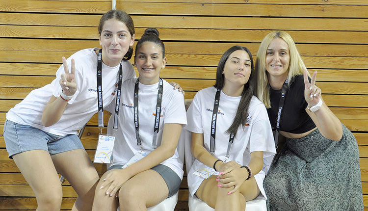 Με χαμόγελα και σε αυτή την αθλητική διοργάνωση (πανευρωπαϊκό μπάσκετ νεανίδων) οι εθελοντές...