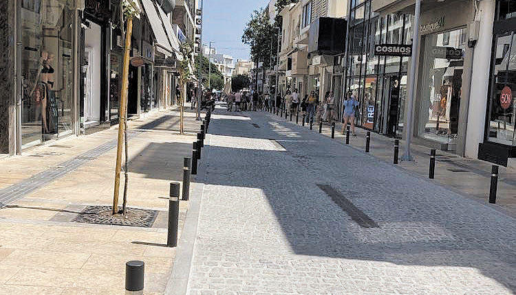 ελεος ενα καλαθακι στον πεζόδρομο