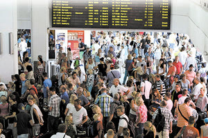 Αεροδρόμιο Ηρακλείου: «Ανώμαλη προσγείωση» σε υποδομές, δυναμική απογείωση σε αφίξεις