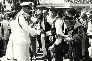 ΦΩΤΟΗΜΕΡΑΣ: ΚΡΗΤΗ 1957. Ο τότε βασιλιάς Παύλος και η Φρειδερίκη επισκέπτονται την Κρήτη.