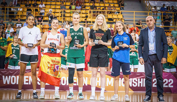 Ο αντιδήμαρχος Ηρακλείου κ. Βαρδαβάς έκανε τις απονομές στα μέλη της καλύτερης πεντάδας