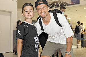 Ο Έρικ Λάρσον χθες το βράδυ στο αεροδρόμιο Ηρακλείου με ένα νεαρό φίλαθλο του ΟΦΗ