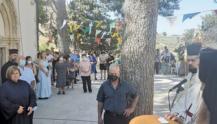 Πλήθος πιστώ́ν και στην Αγί́α Μονή́ Βιά́νου