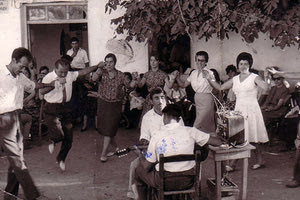 ΦΩΤΟΗΜΕΡΑΣ: 1962. Ένα μεγάλο γλέντι στο Κράσι για την Παναγία της Κεράς.