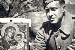 Μια συγκλονιστική εικόνα. Ο Γιάννης Τσαρούχης με την εικόνα της Παναγίας που ζωγράφισε στο Αλβανικό μέτωπο, 1940-41.