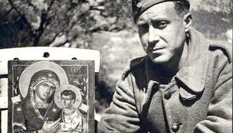 Μια συγκλονιστική εικόνα. Ο Γιάννης Τσαρούχης με την εικόνα της Παναγίας που ζωγράφισε στο Αλβανικό μέτωπο, 1940-41.