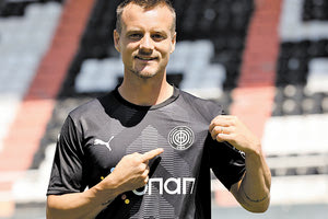 Ο Λάρσον με τη φανέλα του ΟΦΗ