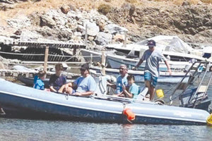 Δεν ξέρω εάν εσείς τους βλέπετε να φαγώνονται, αλλά μια χαρά περνάνε. Ο ένας στην Κρήτη- πήγε και στην Τήνο- πέρασε ξέγνοιαστα απογεύματα στα Μάρμαρα των Σφακίων και ο άλλος στην Αστυπάλαιαφέτος δεν προτίμησε το Ροδάκινο, αλλά νωρίς είναι!