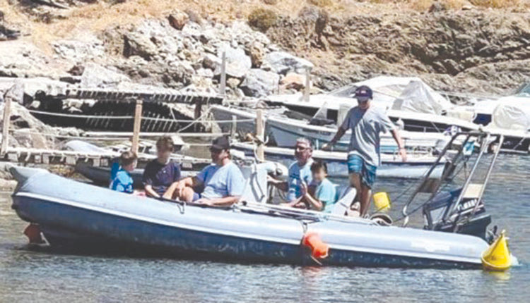 Δεν ξέρω εάν εσείς τους βλέπετε να φαγώνονται, αλλά μια χαρά περνάνε. Ο ένας στην Κρήτη- πήγε και στην Τήνο- πέρασε ξέγνοιαστα απογεύματα στα Μάρμαρα των Σφακίων και ο άλλος στην Αστυπάλαιαφέτος δεν προτίμησε το Ροδάκινο, αλλά νωρίς είναι!
