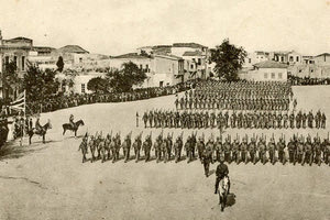 ΦΩΤΟΗΜΕΡΑΣ: Τέλος του περασμένου αιώνα. Παρέλαση στην πλατεία 3 Καμαρών για τα γενέθια του Άγγλου βασιλιά