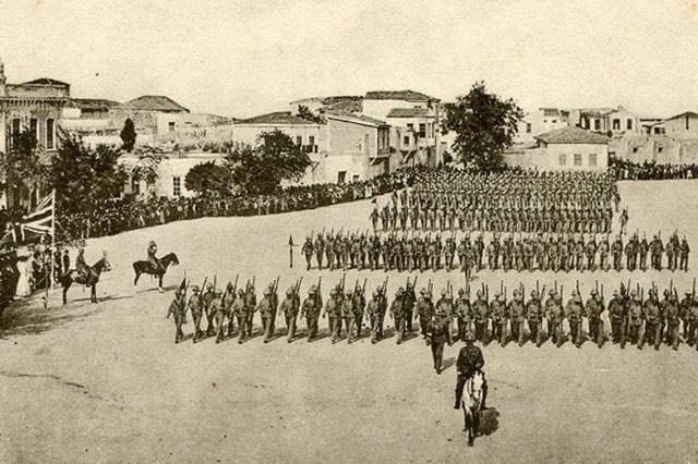 ΦΩΤΟΗΜΕΡΑΣ: Τέλος του περασμένου αιώνα. Παρέλαση στην πλατεία 3 Καμαρών για τα γενέθια του Άγγλου βασιλιά
