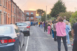 Τι νομίζετε ότι είναι αυτή η ουρά; Δεν θα το πιστέψετε, αλλά είναι… ο κόσμος που περιμένει να δει ένα σπίτι 3 δωματίων στο Δουβλίνο που διατίθεται προς ενοικίαση!